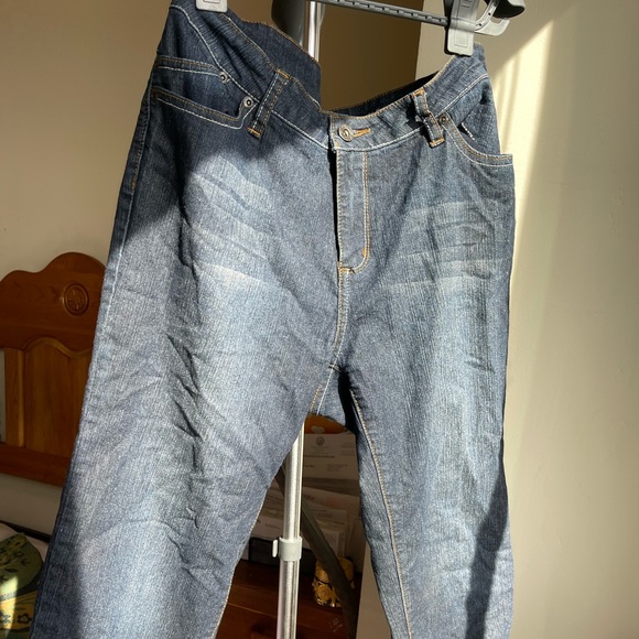 Size 8 dark wash denim capris - Picture 3 of 5